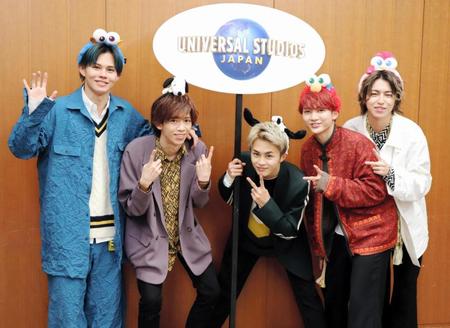 ＵＳＪでのライブ後に会見した超特急の（左から）カイ、リョウガ、タクヤ、ユーキ、タカシ＝大阪市・ＵＳＪ