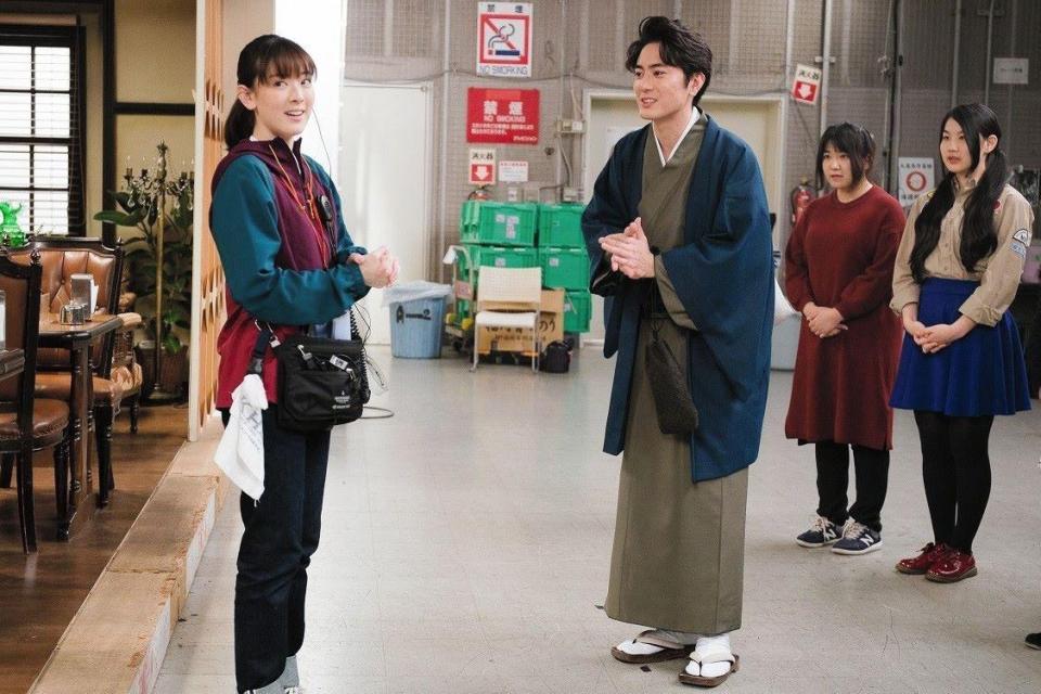 エキストラ役を熱演する間宮祥太朗（手前右）