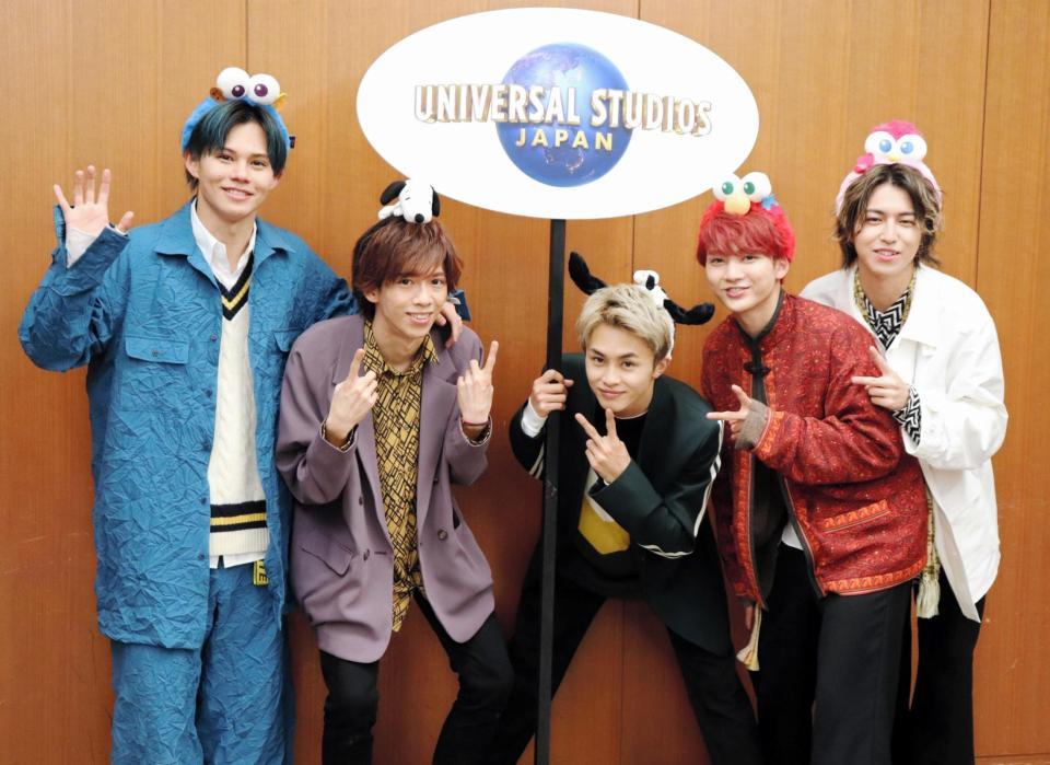 ＵＳＪでのライブ後に会見した超特急の（左から）カイ、リョウガ、タクヤ、ユーキ、タカシ＝大阪市・ＵＳＪ