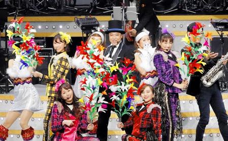 　パフォーマンスするももいろクローバーＺと中山秀征（中央）＝さいたまスーパーアリーナ