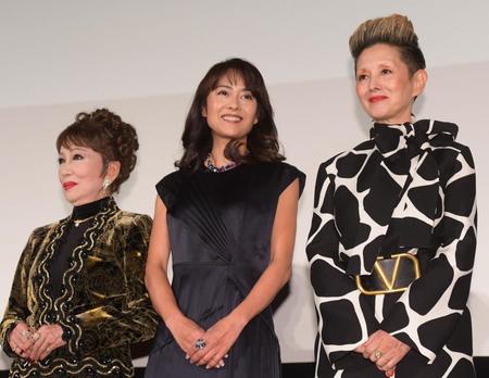 　浅丘ルリ子（左）と夏木マリ（右）に挟まれ笑顔の後藤久美子＝東京・丸の内ピカデリー（撮影・金田祐二）