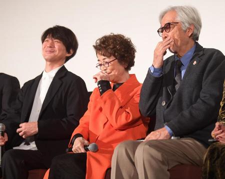 　感極まる倍賞千恵子（中）＝東京・丸の内ピカデリー（撮影・金田祐二）