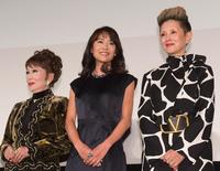 　浅丘ルリ子（左）と夏木マリ（右）に挟まれ笑顔の後藤久美子＝東京・丸の内ピカデリー（撮影・金田祐二）