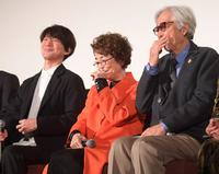 　感極まる倍賞千恵子（中）＝東京・丸の内ピカデリー（撮影・金田祐二）