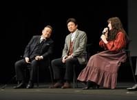 　モトーラ世理奈（右）の話に耳を傾ける西田敏行（左）、三浦友和＝東京・イイノホール