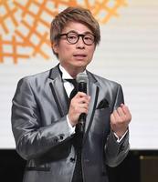 　相方の田村亮についての質問に答える田村淳＝東京・エビススバルビル「ＥＢiＳ３０３」（撮影・開出牧）