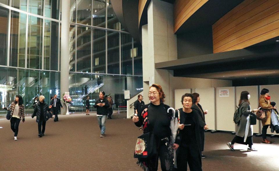 　コンサートに訪れた人たち＝熊本城ホール