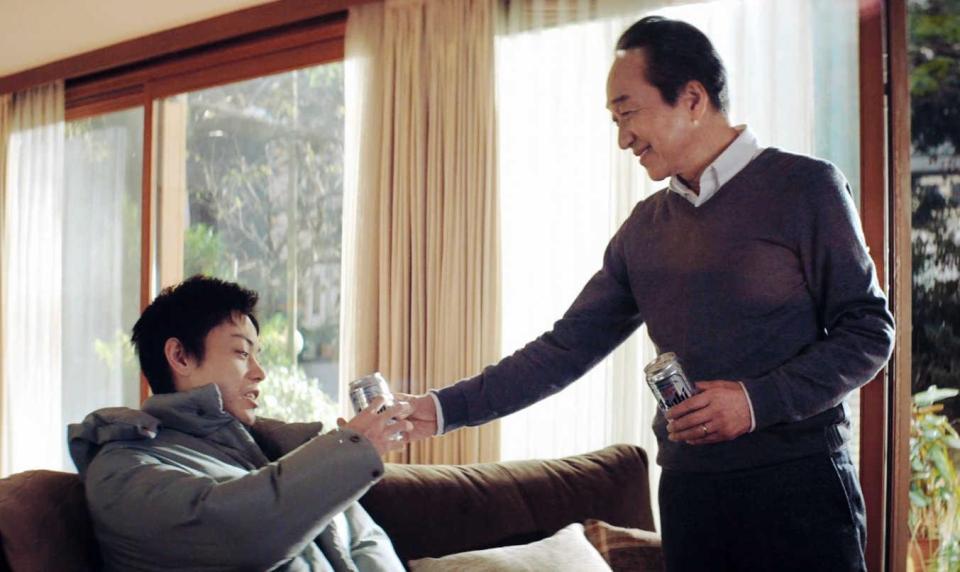 　親子役で共演した菅田将暉（左）と小日向文世