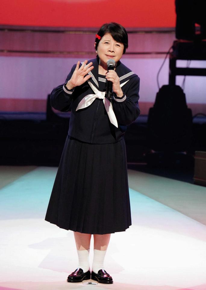 　セーラー服姿で熱唱する森昌子