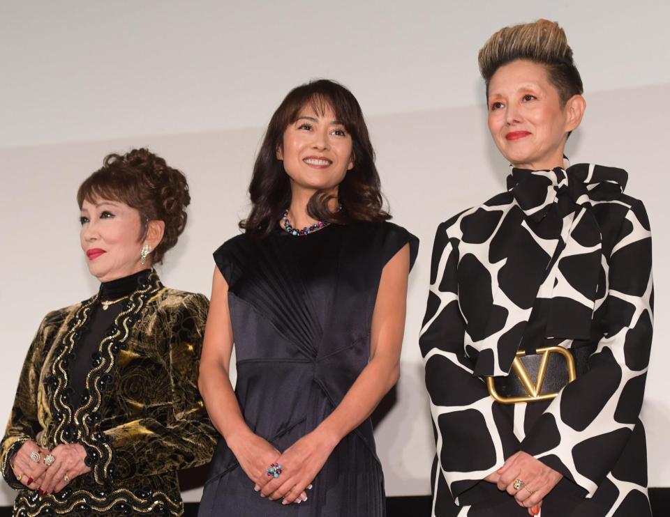 　浅丘ルリ子（左）と夏木マリ（右）に挟まれ笑顔の後藤久美子＝東京・丸の内ピカデリー（撮影・金田祐二）