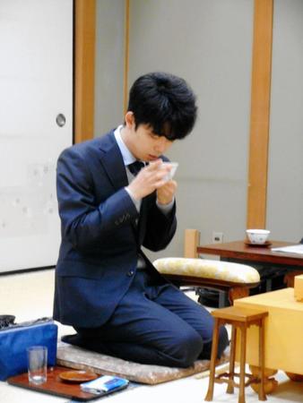 今年最後の対局を迎えた藤井聡太七段＝大阪・関西将棋会館