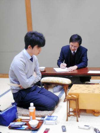 年内最終戦に勝利した藤井聡太七段＝大阪・関西将棋会館