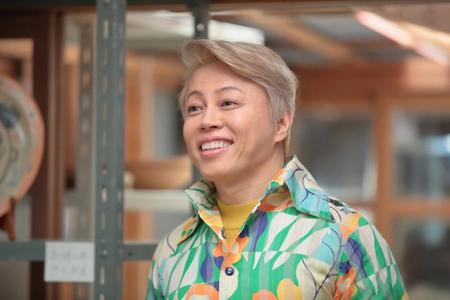 かわはら工房にて、喜美子（戸田恵梨香）を待つジョージ富士川（西川貴教）