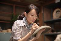 ようやく自分の作品を作り始めた喜美子（戸田恵梨香）