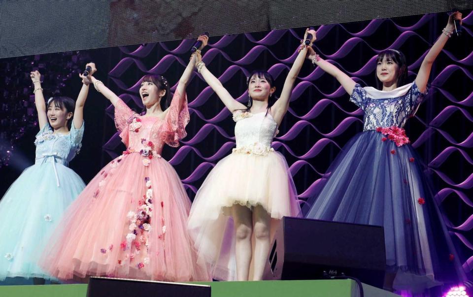 　万感の思いを込めてファンにあいさつするカントリー・ガールズの（左から）船木結、山木梨沙、森戸知沙希、小関舞＝東京・ＬＩＮＥ　ＣＵＢＥ　ＳＨＩＢＵＹＡ