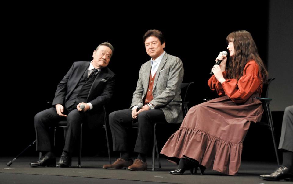 　モトーラ世理奈（右）の話に耳を傾ける（左から）西田敏行、三浦友和＝東京・イイノホール
