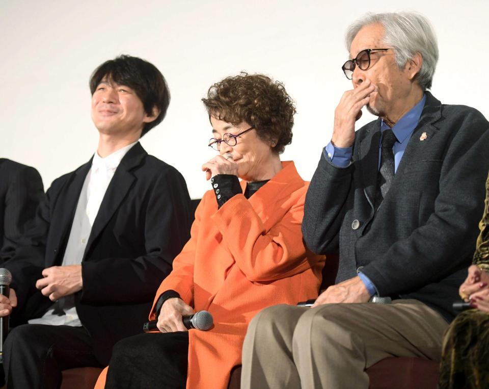 　感極まる倍賞千恵子（中央）＝東京・丸の内ピカデリー（撮影・金田祐二）