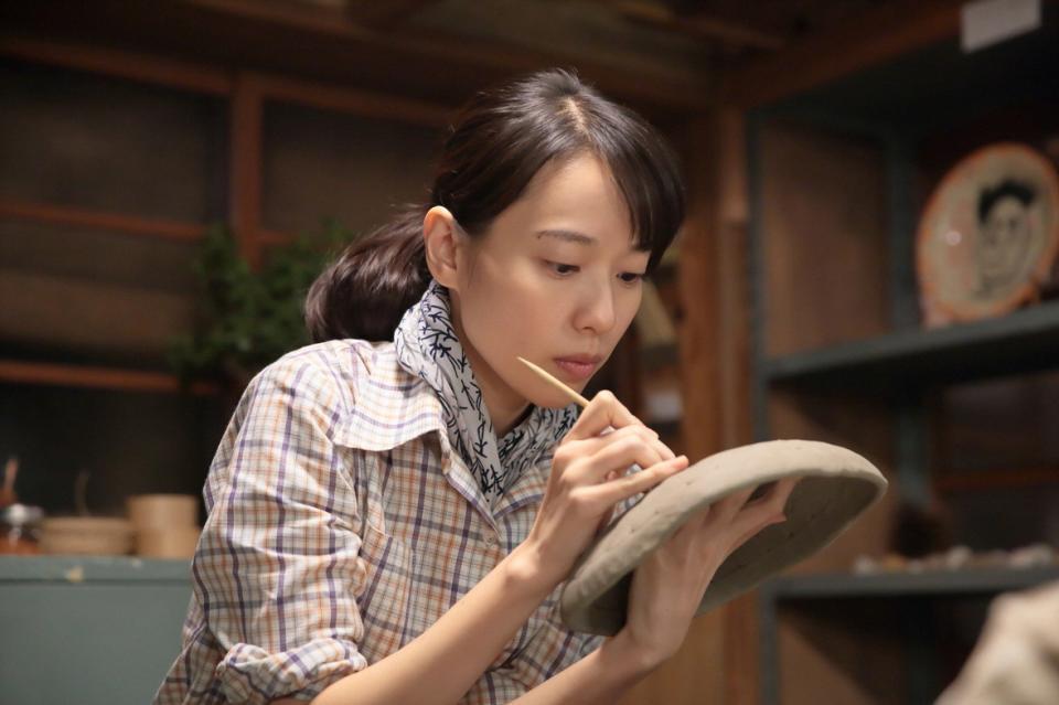 ようやく自分の作品を作り始めた喜美子（戸田恵梨香）