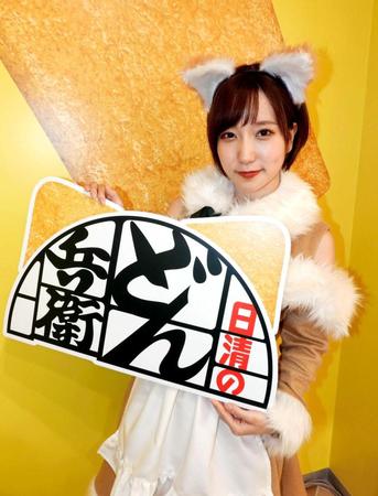 　きつねコスで接客を行ったひとちび＝都内