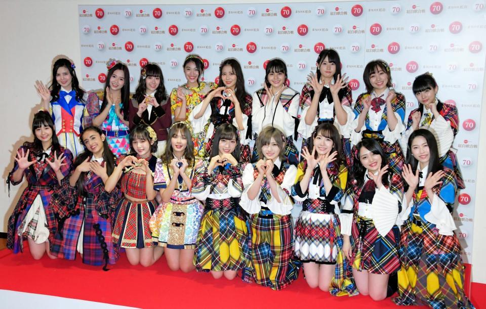 海外姉妹グループと共演する（前列左５人目から）小栗有以、岡田奈々、柏木由紀、向井地美音、横山由依（後列左５人目から）白間美瑠、本間日陽、瀧野由美子、須田亜香里、田中美久＝ＮＨＫホール