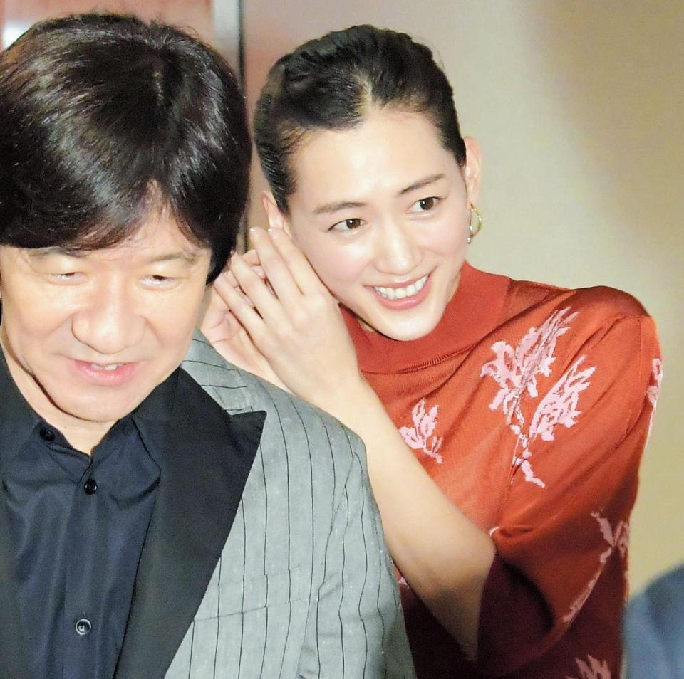 フォトセッション中に外れたイヤリングを付け直す綾瀬はるか。手前は内村光良＝ＮＨＫホール