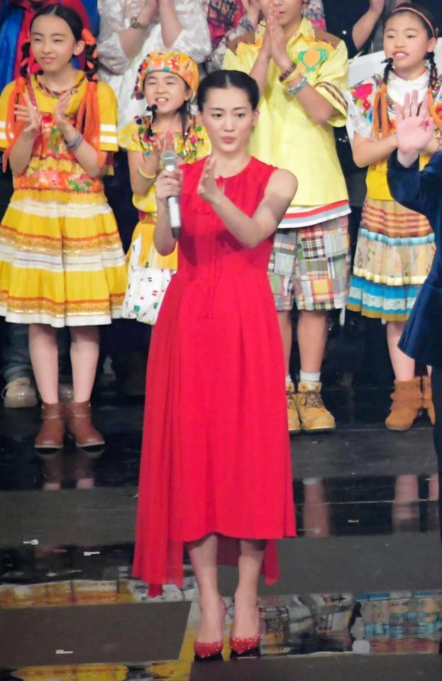 リハーサルで顔あわせに登場した紅組司会の綾瀬はるか＝ＮＨＫホール（撮影・堀内翔）