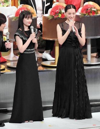 黒いドレスに着替えた紅組司会の綾瀬はるか。左は広瀬すず＝ＮＨＫホール（撮影・開出牧）