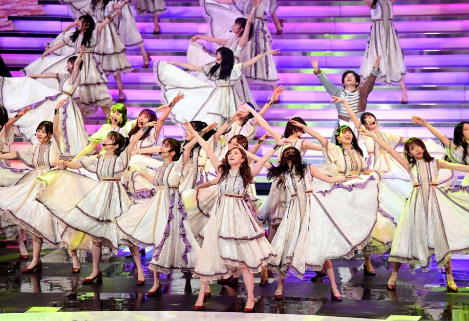 「シンクロニシティ」を熱唱する乃木坂４６。後方は総合司会の内村光良＝ＮＨＫホール（撮影・開出牧）