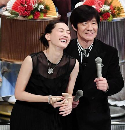 　けん玉を手に苦笑する紅組司会の綾瀬はるか（撮影・開出牧）