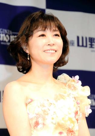 　今年の目標を「紡ぐ」とした水森かおり＝東京・銀座の山野楽器