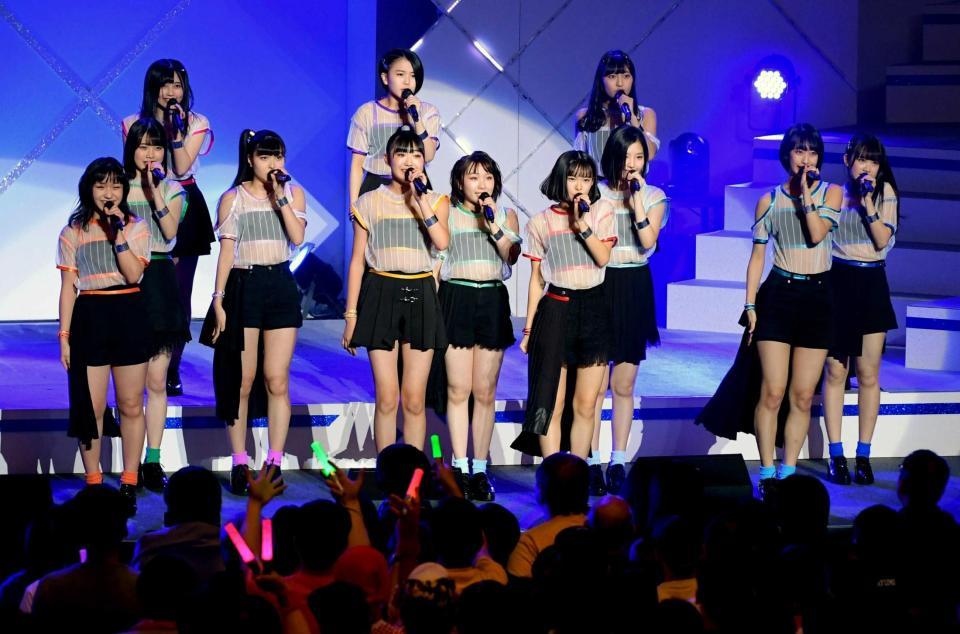 　熱唱するＢＥＹＯＯＯＯＯＮＤＳ＝中野サンプラザ（撮影・金田祐二）