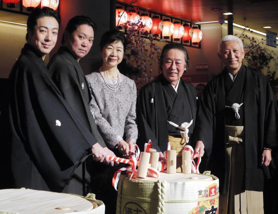 　鏡開きをする（左から）尾上菊之助、尾上松緑、国立劇場の河村潤子理事長、尾上菊五郎、中村時蔵＝東京・半蔵門の国立劇場