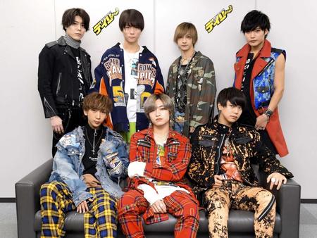 　クールにポーズをきめるＢＬＡＣＫ　ＩＲＩＳ（前列左から）早野李勇、西玲人、川崎翔太（後列左から）斉藤広樹、杉本琢弥、浅川真樹、半田豪（撮影・金田祐二）