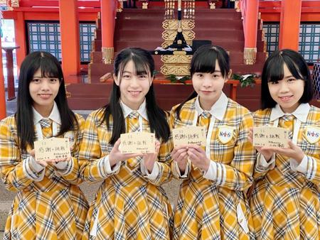 ヒット祈願を行ったＫＯＢｅｒｒｉｅＳ♪の（左から）岡野春香、古川莉子、大出姫花、小形優莉＝神戸市の生田神社