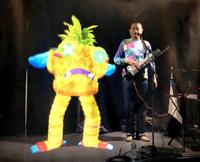 　パンキーファインと並ぶブラザートム（右） 