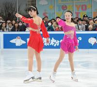 　氷上で息の合ったダンスを見せる本田望結（左）、紗来＝東京スカイツリータウン　スカイアリーナ（撮影・金田祐二）