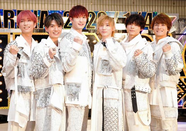 　全国アリーナツアーへ向けガッツポーズするＳｉｘＴＯＮＥＳの（左から）田中樹、高地優吾、ジェシー、京本大我、松村北斗、森本慎太郎＝横浜アリーナ（撮影・高石航平）