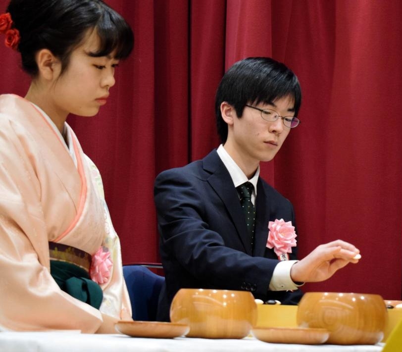 上野愛咲美女流二冠（左）とペアを組んで打ち初め式で対局を行った芝野虎丸二冠＝東京・日本棋院