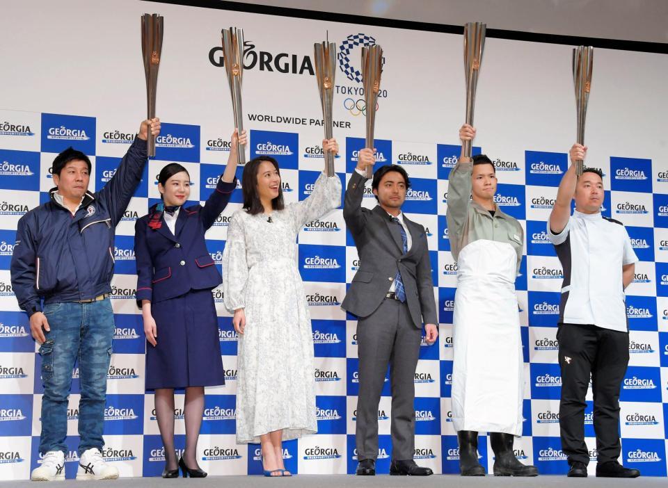 東京五輪の聖火トーチを手にする広瀬アリス（左から３人目）と山田孝之（同４人目）＝東京・西新宿のパークタワーホール（撮影・堀内翔）