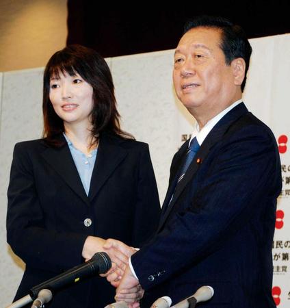 　群馬４区に出馬表明し、民主党の小沢代表代行（当時、右）と握手する三宅雪子氏＝２００９年７月