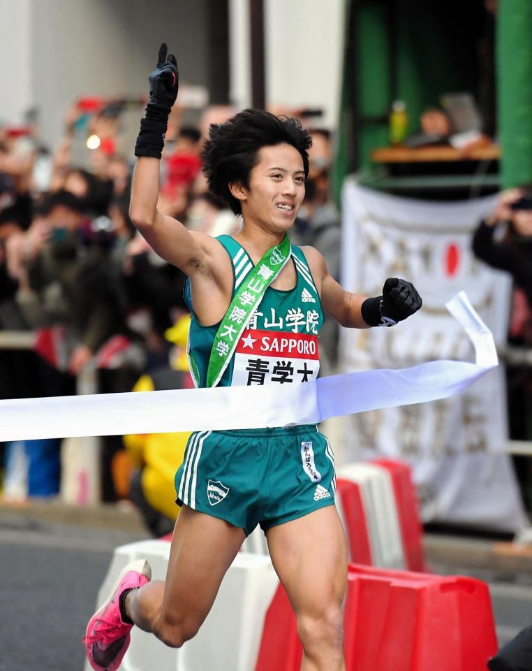 　１位でゴールする青山学院大・湯原＝３日