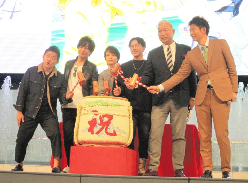 　鏡開きする（左から）井戸田潤、柳田淳一、河西健吾、鈴木峻汰、大八木淳史氏、島田秀平＝東京・池袋サンシャインシティ噴水広場