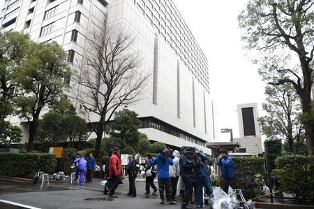 午後１２時４０分過ぎ、国母和宏被告は報道陣に姿を見せず初公判が行われる裁判所に入った＝東京地裁