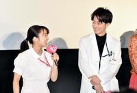 笑い合う上白石萌音（左）佐藤健＝東京・ＴＯＨＯシネマズ六本木ヒルズ