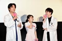 談笑する（左から）毎熊克哉、上白石萌音、佐藤健＝東京・ＴＯＨＯシネマズ六本木ヒルズ