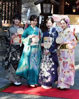 成人式を行った乃木坂４６の（左から）大園桃子、山下美月、渡辺みり愛、向井葉月＝東京・乃木神社