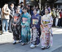 大勢のファンが見守る中で成人式を行った乃木坂４６の（左から）大園桃子、山下美月、渡辺みり愛、向井葉月＝東京・乃木神社