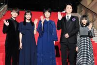 笑顔で手を振る（左端から）神木隆之介、広瀬すず、松たか子、福山雅治、森七菜＝ＴＯＨＯシネマズ六本木ヒルズ（撮影・三好信也）