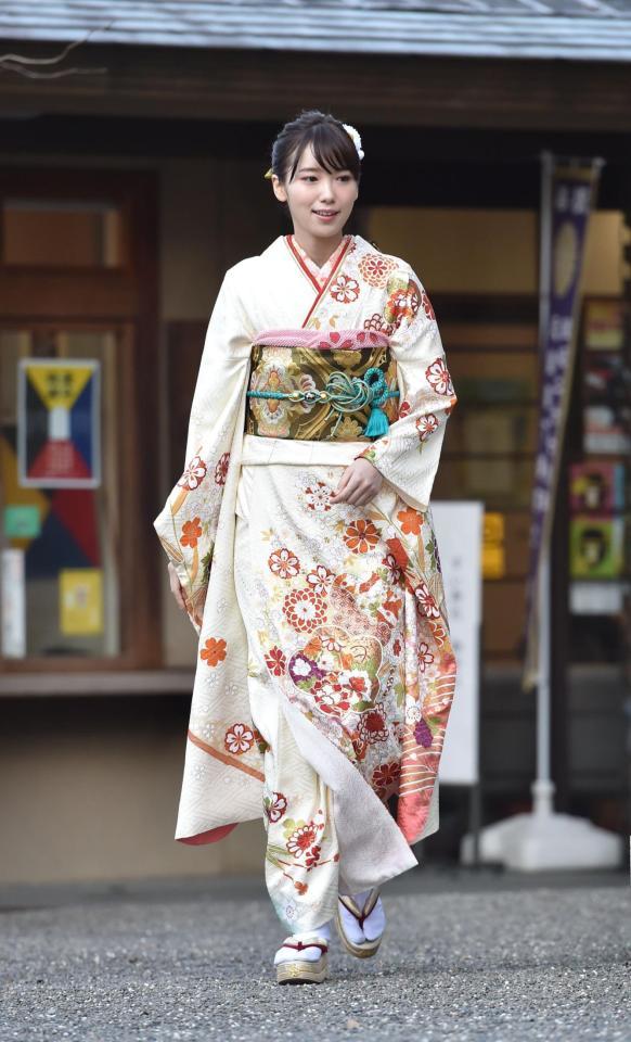 白い晴れ着で登場する飯豊まりえ＝東京・神宮前の東郷神社（撮影・西岡正）