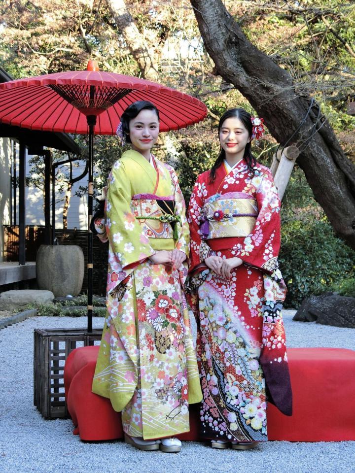 新成人の晴れ着お披露目会を行った紺野彩夏（右）と大谷凜香